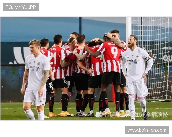 西甲赛场惊现一敌三硬核表现 打破常规挑战极限之战